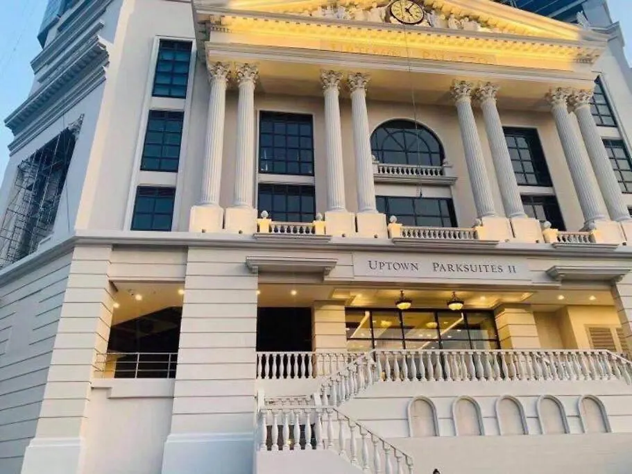 Executive Stay With Balcony & Malls At Uptown Bgc Manila Apartment