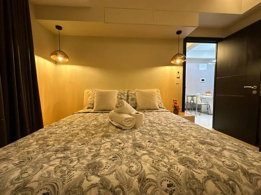 Executive Stay With Balcony & Malls At Uptown Bgc Manila 0*,